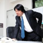 ぎっくり腰に悩む男性
