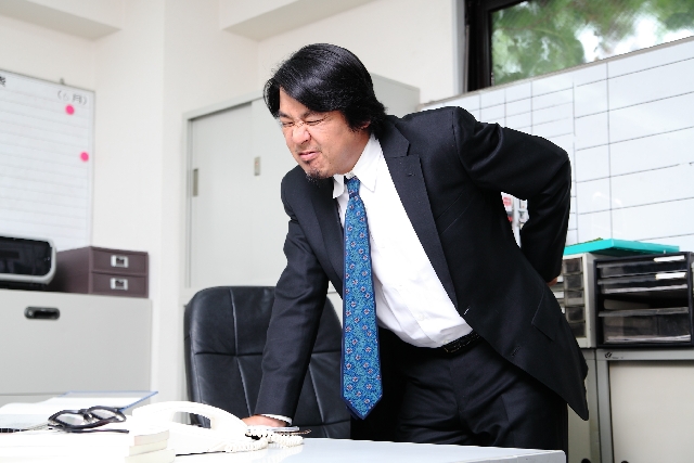 ぎっくり腰に悩む男性