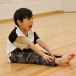 前屈で悶絶するアイキャッチ画像