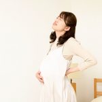 妊娠中に腰痛で悩む女性