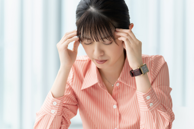 頭痛に悩む女性の画像