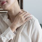 肩こりに悩む女性