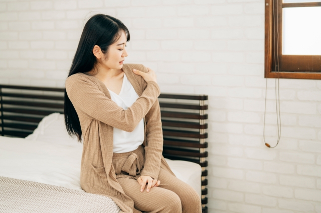 肩に違和感を感じる女性
