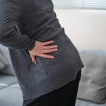 お尻や脚にしびれや痛みを感じる女性