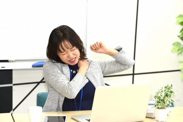肩を挙げると痛みが走る女性