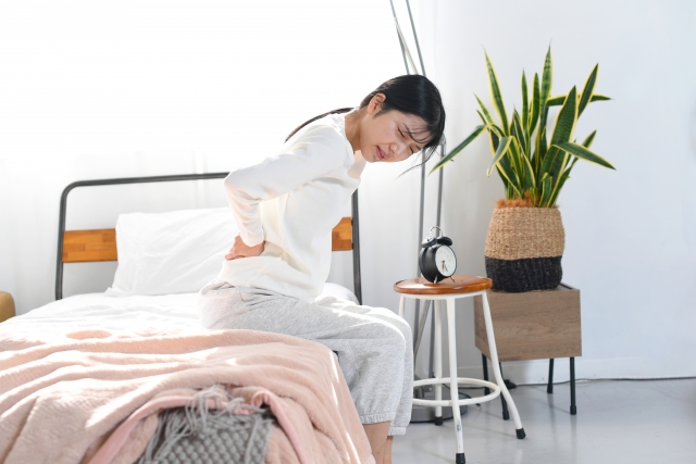 起きたら腰が痛い女性