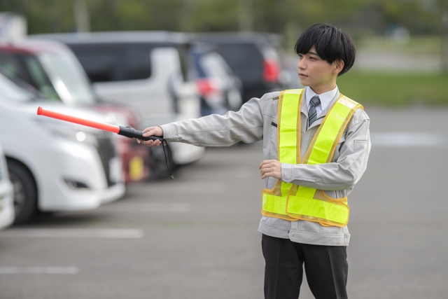 交通整理で長時間立ち仕事をする男性