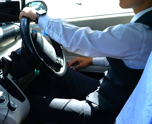 タクシーの運転で同じ動作を繰り返す男性