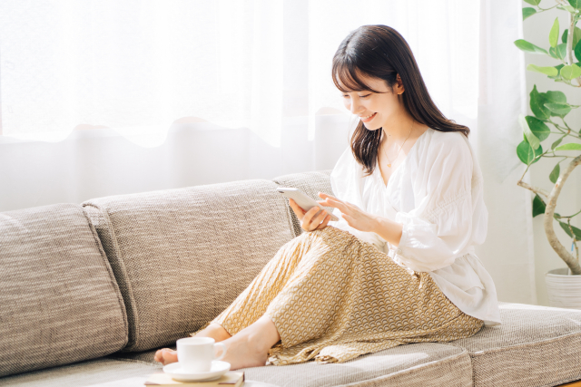 スマホに集中する女性