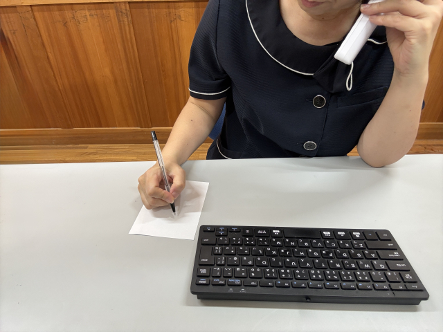 電話受付で座りっぱなしの女性
