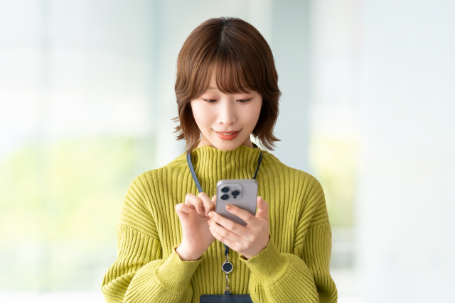 スマホに集中する女性
